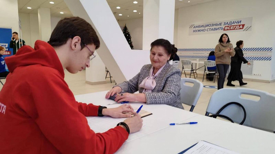 Воронежцы ставят подписи за выдвижение Владимира Путина на президентские выборы