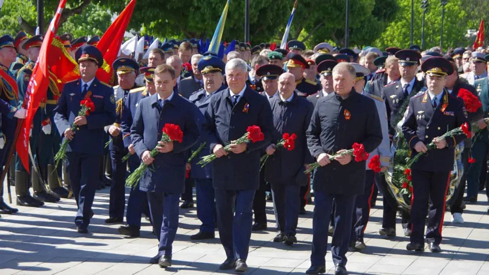 Губернатор возложил цветы к могиле Неизвестного солдата на площади Победы в Воронеже
