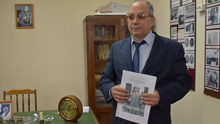 Борисоглебцев познакомили с книгой о спасении памятника академику Павловскому в Душанбе