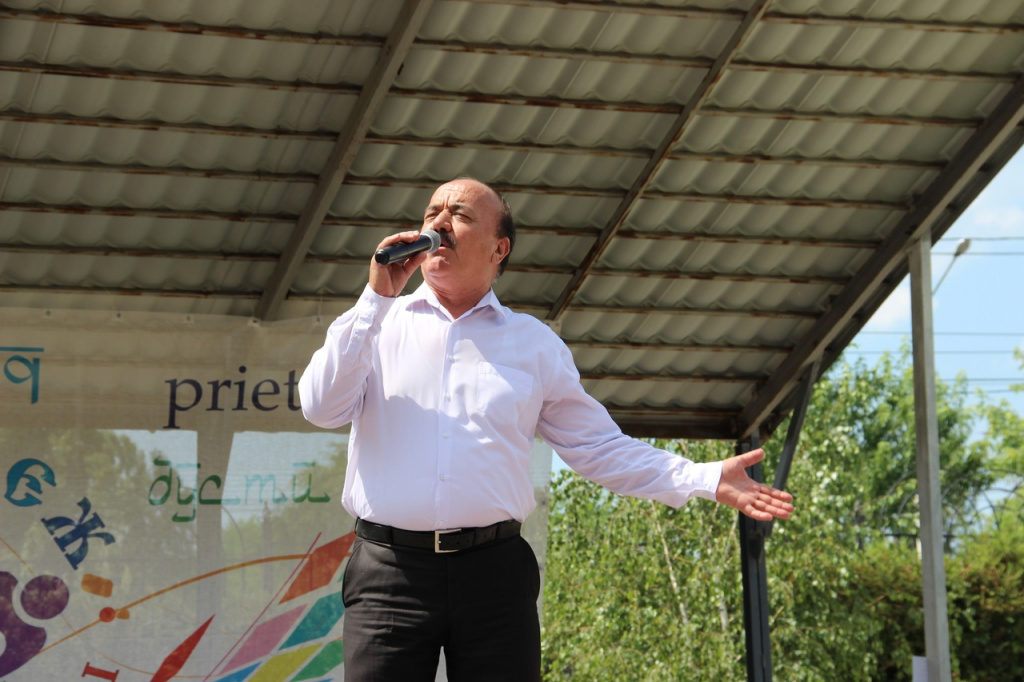 На сцене Заслуженный артист Таджикистана Хасан Хайдаров