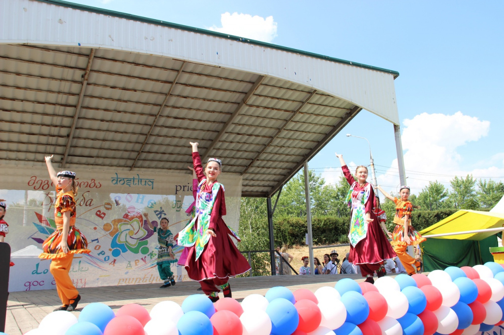 На сцене Узбекский танец «Кязым байрам»