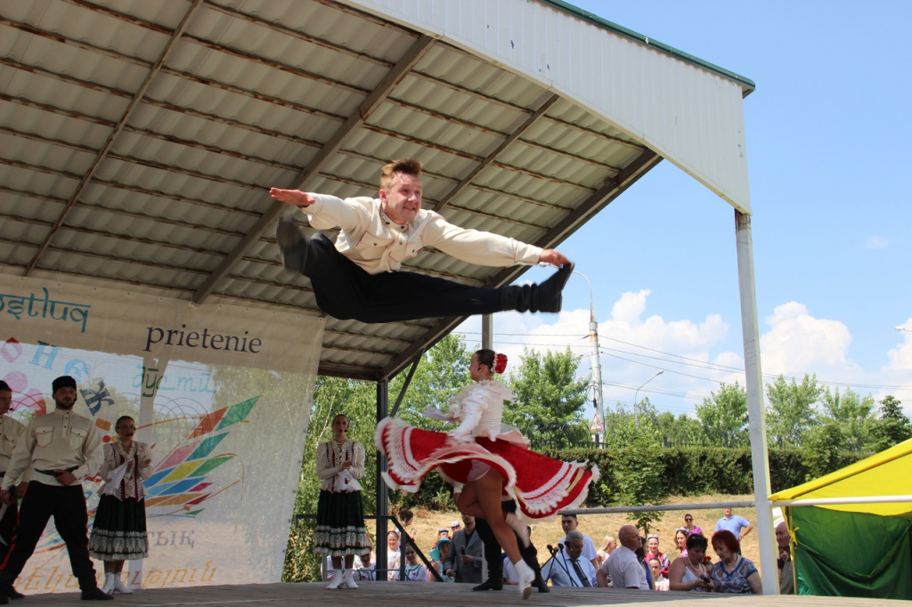 На празднике блестяще выступили артисты Луганской филармонии