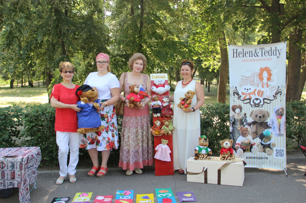 Ирина Киктева со своими преподавателями школы Английского языка «ИНТЕРЛИНГВА»