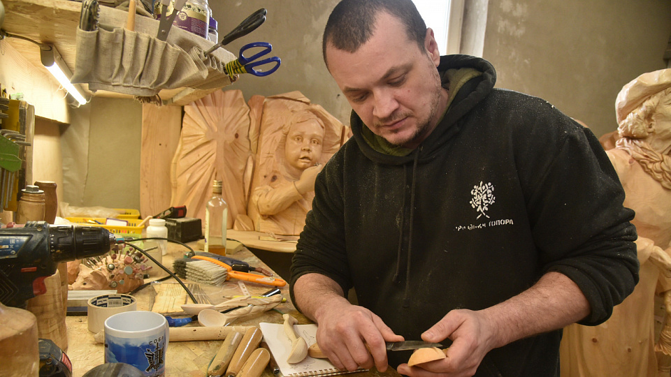 Воронежский скульптор отправляет на фронт деревянные ложки