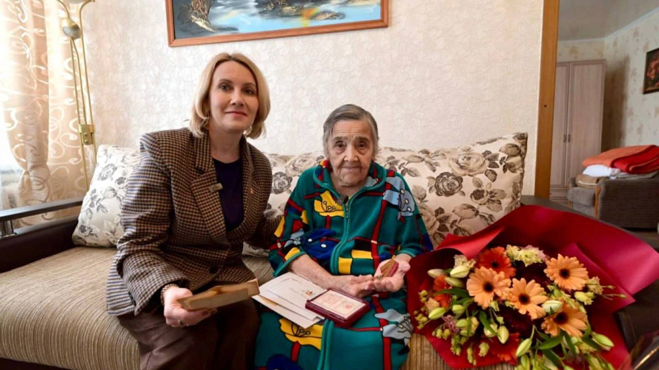 Министр внутренней политики региона вручила юбилейную медаль труженице тыла