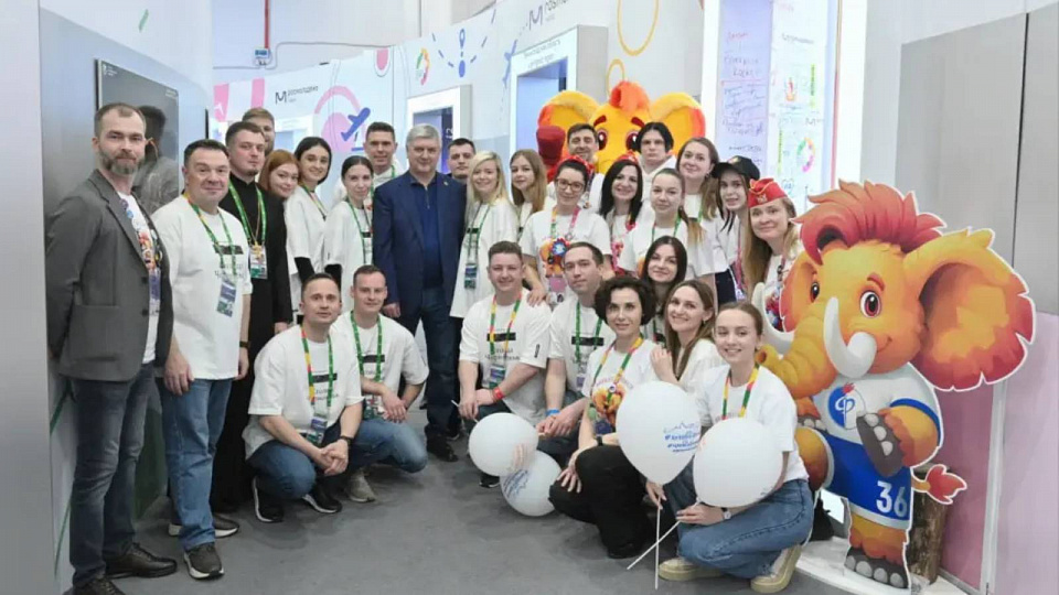 Губернатор посетил стенд Воронежской области на Всемирном фестивале молодёжи 