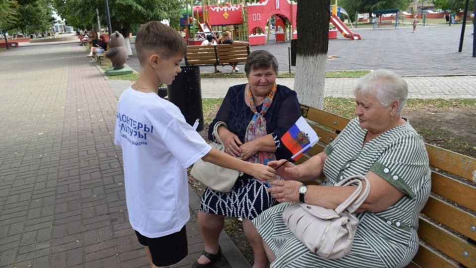 В Богучарском Доме дружбы провели акцию «Главный символ России» 