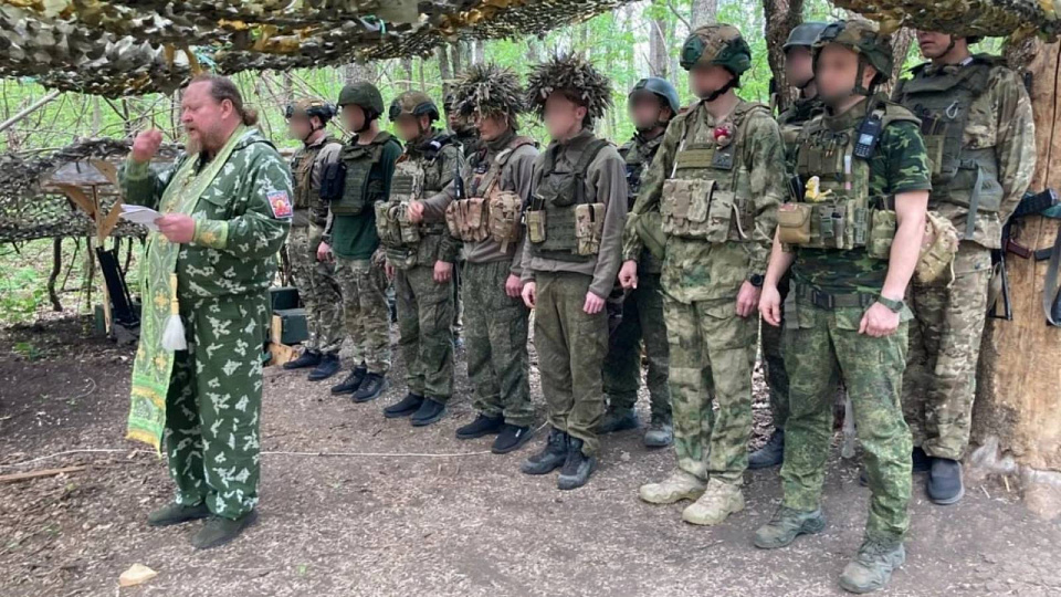 Настоятель Михайло-Архангельского храма отвёз на передовую гуманитарный груз и освятил там источник