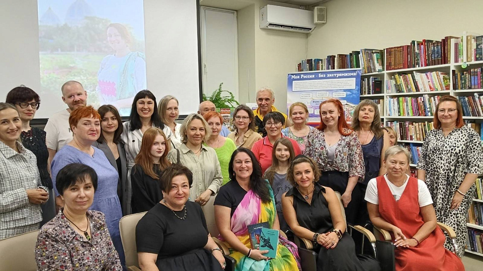 Воронежских женщин научили облачаться в индийское сари