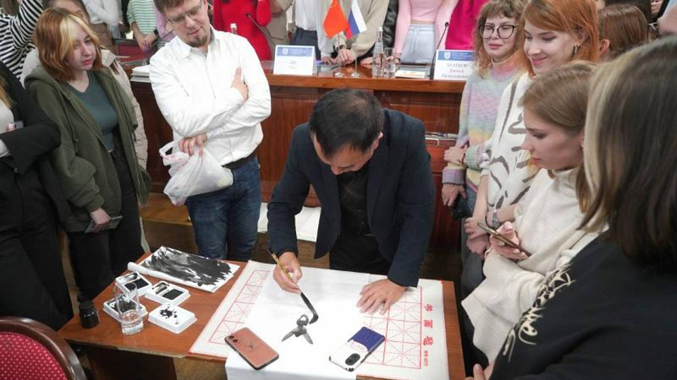 Воронежских студентов научили китайской каллиграфии