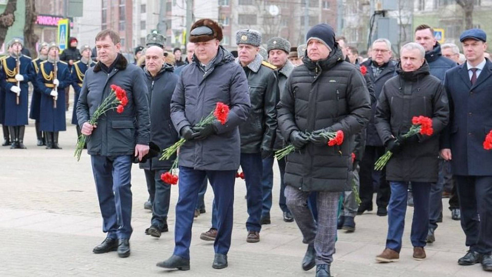 Губернатор возложил цветы в День памяти воинов-интернационалистов