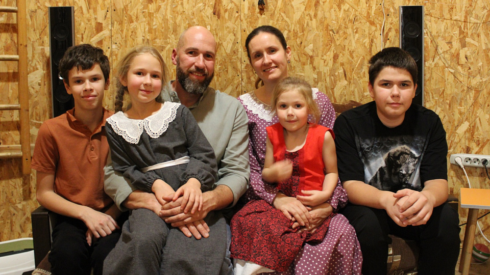 Дом-шатёр и четверо детей