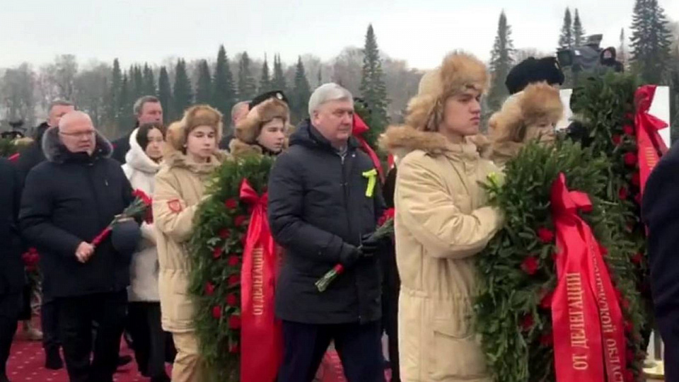 Губернатор почтил память защитников и жителей блокадного Ленинграда