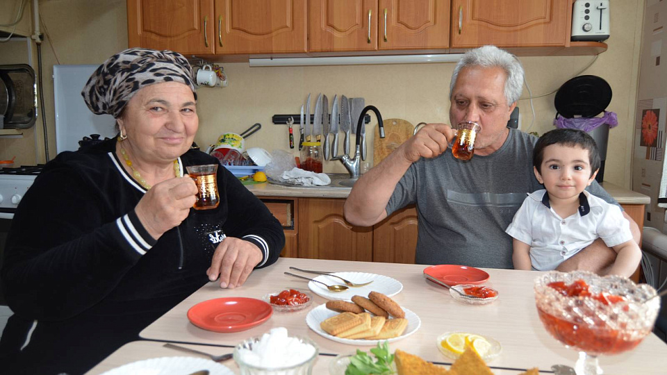 Хорошо мне рядышком с дедушкой и бабушкой!