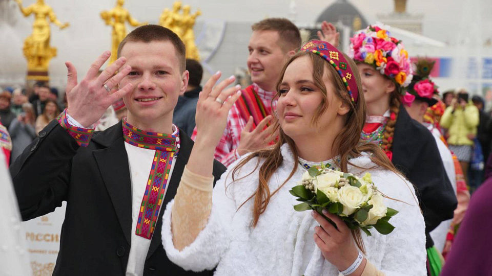 Воронежские студенты поженились на свадебном фестивале на ВДНХ