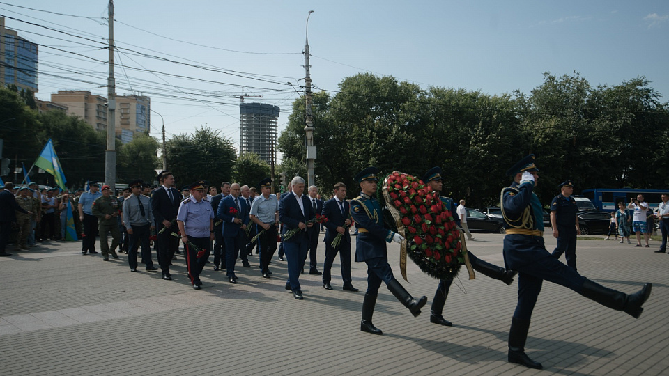 Губернатор возложил цветы к памятнику воинам-интернационалистам 