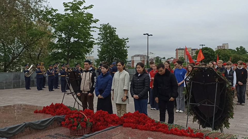 Студент из Туркменистана возложил цветы в память прадеда, освобождавшего Воронеж 