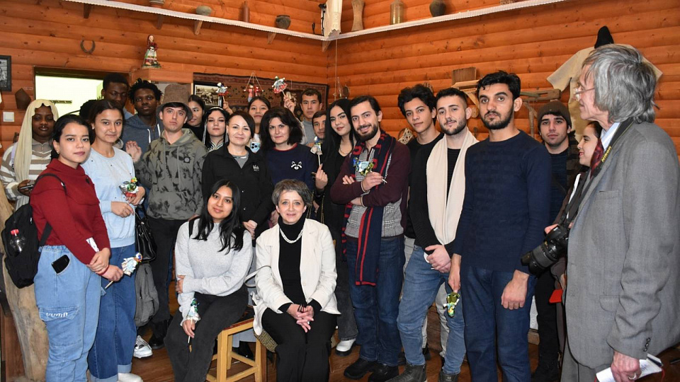 Семилукский Дом дружбы познакомил студентов и школьников с культурой Средней Азии