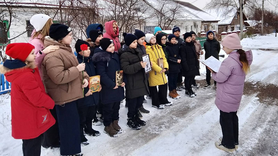 В Воронеже детвора вспоминала сказки Анны Корольковой у порога её дома