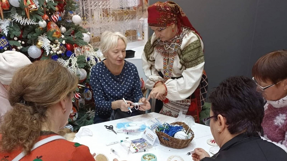 Гостей стенда Воронежской области на выставке-форуме «Россия» научили ручной вышивке