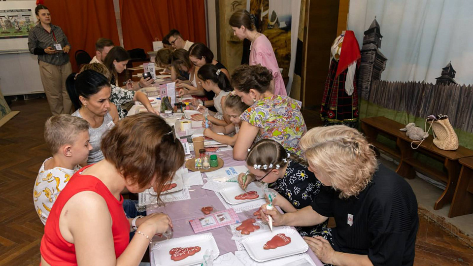 Воронежцев научили росписи уникальных бутурлиновских пряников