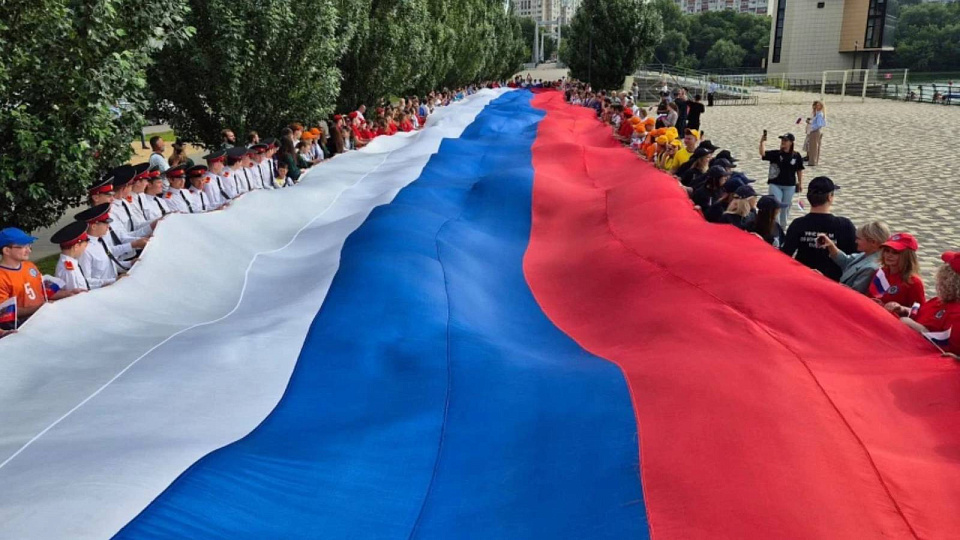 В Воронеже в День Государственного флага развернули 100-метровый триколор