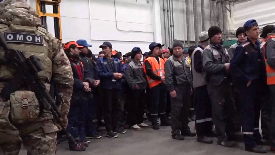 В пригороде Воронежа выявили 15 нелегалов среди работников распределительного центра