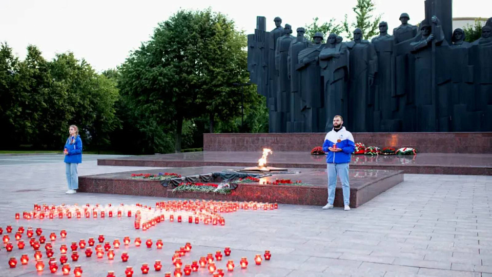 В Воронеже сотни свечей зажгли в День памяти и скорби 
