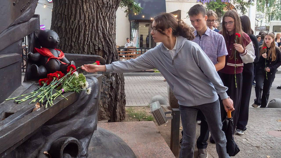 В Воронеже артисты филармонии и школьники почтили память жертв терактов