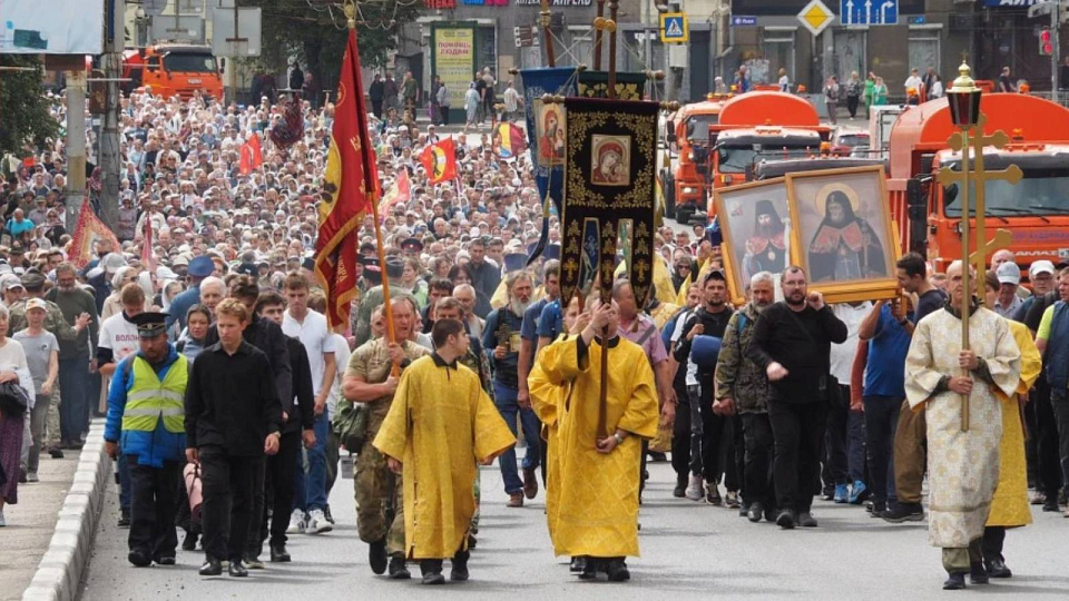 В Воронеже тысячи верующих стали участниками Митрофано-Тихоновского крестного хода