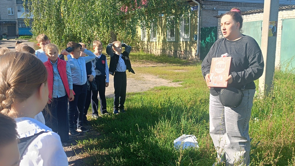 Воронежские гимназисты провели урок у дома прославленной сказительницы