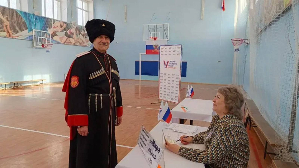Житель Каменки пришёл на выборы Президента РФ в форме казака