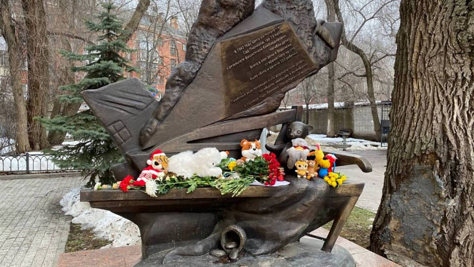 В Воронеже появился стихийный мемориал после трагедии в Белгороде