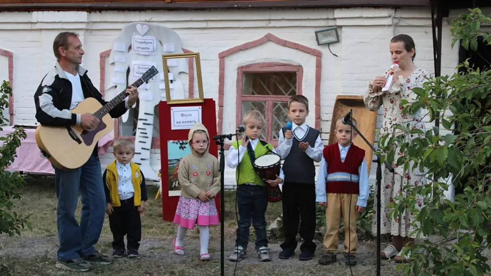 Верхнемамонская многодетная семья победила на областном творческом фестивале