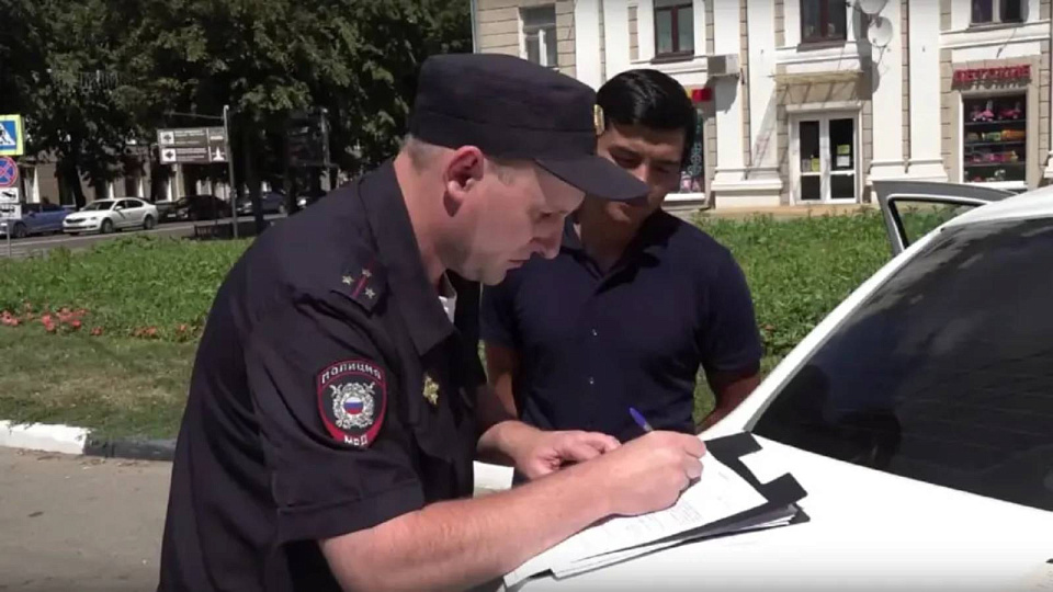 В Воронеже полицейские выявили 8 таксистов-нелегалов
