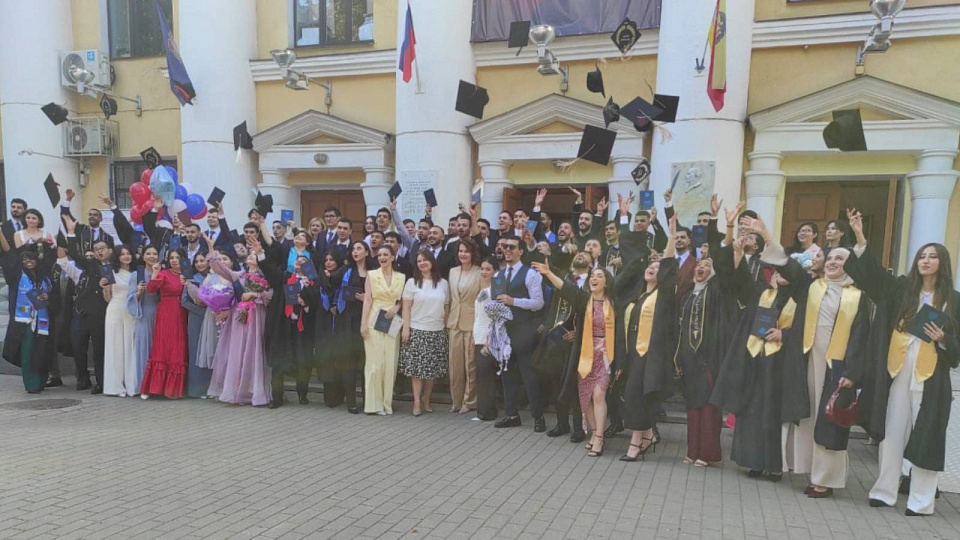 В Воронеже дипломы врачей и фармацевтов получили студенты из 17 стран