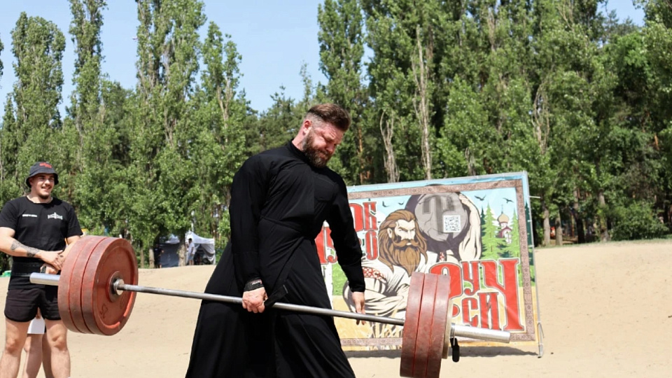 Воронежский священник отличился на форуме в Самаре, подняв одной рукой штангу весом в 200 кг 