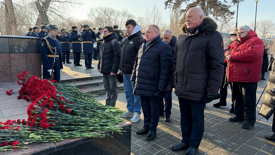 Национальные общины возложили цветы и венки в память защитников Воронежа