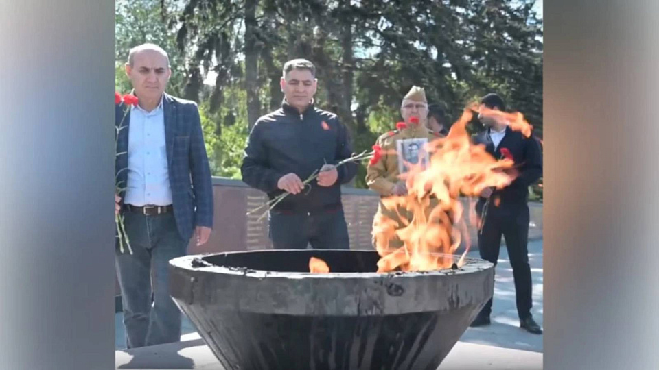В Воронеже азербайджанская община возложила цветы к памятнику Славы  в знак извинений за действия вандала