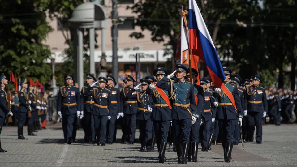 Губернатор поблагодарил участников парада в Воронеже