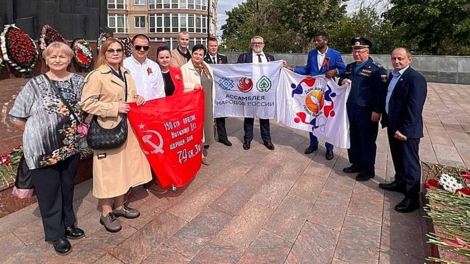 В Воронеже представители национальных общин возложили цветы к могиле Неизвестного Солдата