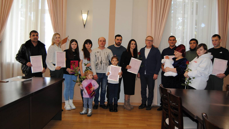 В пригороде Воронежа молодым семьям вручили сертификаты на улучшение жилищных условий