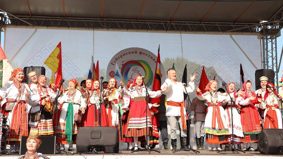 Аллеи окрасились багрянцем