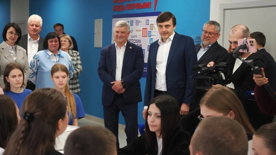 Обновлённую гимназию в селе Нижнедевицке посетил министр просвещения РФ Сергей Кравцов