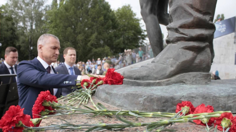 К памятнику «Воронеж – родина ВДВ» в столице Черноземья возложили цветы