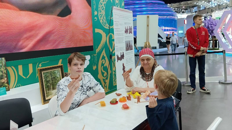 Воронежские мастерицы научили москвичей делать глиняные игрушки и расписывать матрёшек