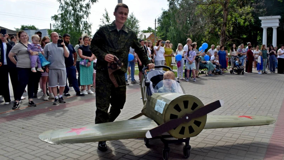 В Борисоглебске день защиты детей встретили парадом колясок 