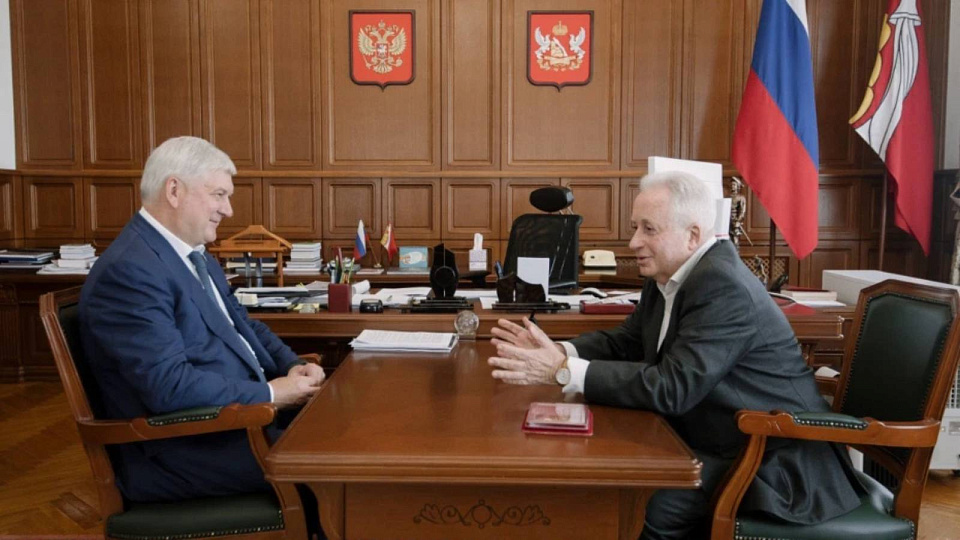 Губернатор вручил выдающемуся учёному Якову Львовичу медаль «90 лет Воронежской области»