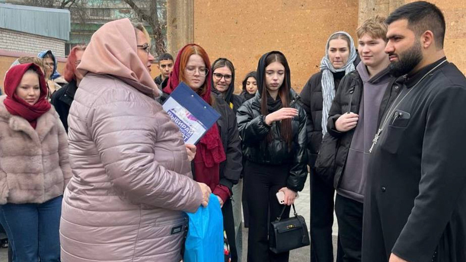 Воронежским студентам в храме Святого Саркиса рассказали об истории и культуре Армении