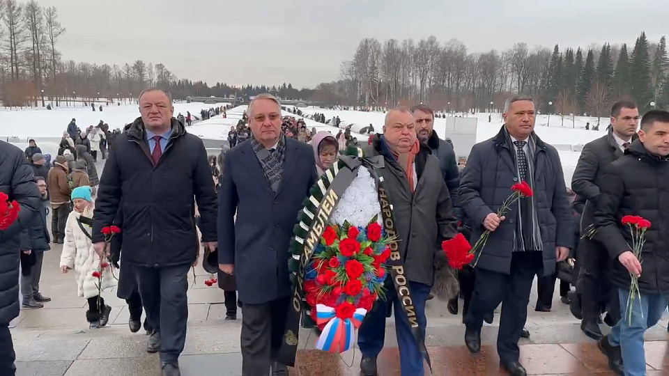 Ассамблея народов России приняла участие в возложении венков на Пискарёвском кладбище